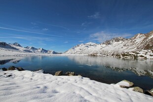 雪山湖泊晴日风光