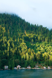湖畔山林自然美景
