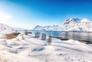 冬日雪山湖景风光