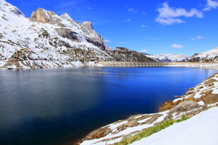 雪山湖畔晴日风光
