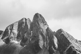 黑白山野岩石景观