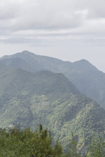 阴天朦胧山景