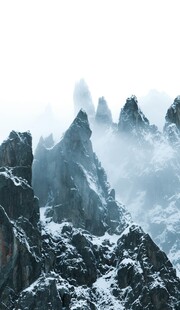 云雾笼罩雪山群峰
