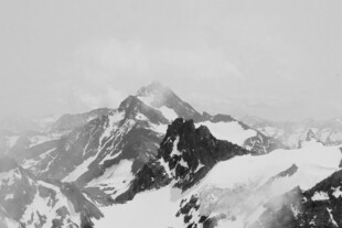 雾中黑白雪山风光