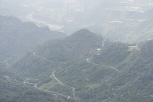 雾中朦胧山景