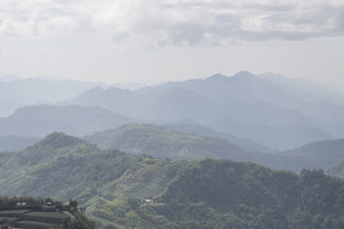 雾霭层叠远山风光