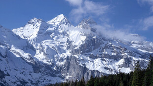 蓝天下的巍峨雪山