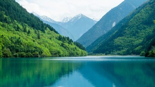 青山环抱碧湖美景