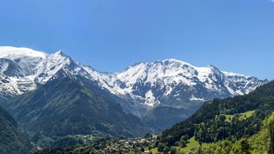 雪山蓝天山野风光