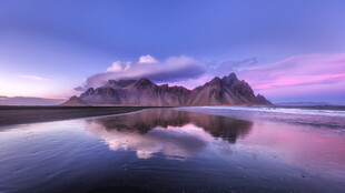 黄昏湖山倒影美景