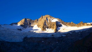 高原雪山日照金山盛景