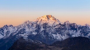 日照金山雪山风光