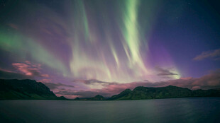湖畔极光梦幻夜景