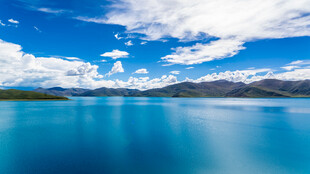 高原蓝湖晴空美景