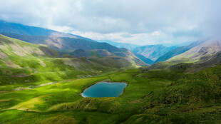 高原草甸湖光山色美景