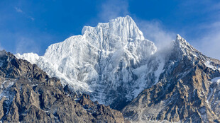 蓝天下的巍峨雪山