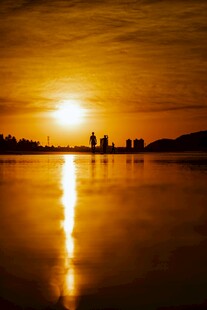 湖面日落城市剪影