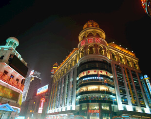 城市商厦夜景仰拍