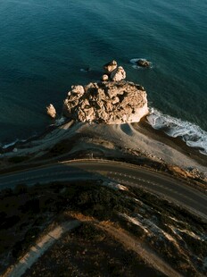 海边礁石航拍景观
