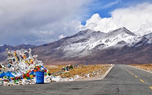 高原公路雪山经幡景观