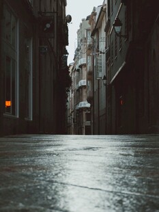 雨后老城空巷街景