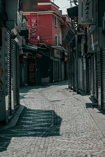 老城静谧小巷街景