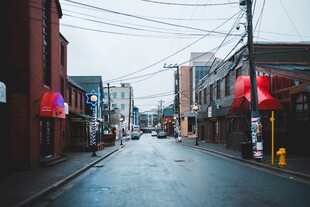 老城雨后街道街景