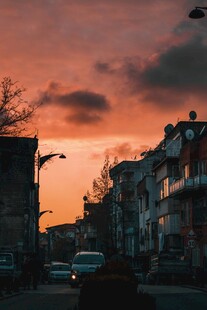 城市黄昏街景剪影
