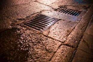 雨夜路面排水篦子