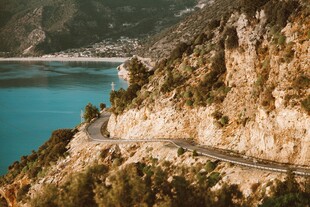 临湖山崖盘山公路风光