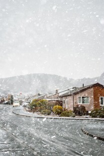 飘雪湖畔民居风景