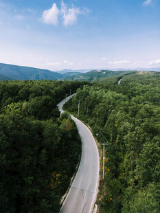 山林间蜿蜒的公路