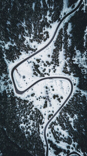 雪林蜿蜒公路航拍