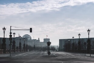 雾天城市空旷街景
