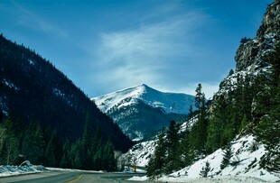 雪山峡谷自然风光