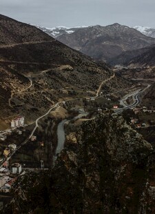 山间蜿蜒公路山野风光