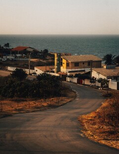 滨海小镇黄昏街景