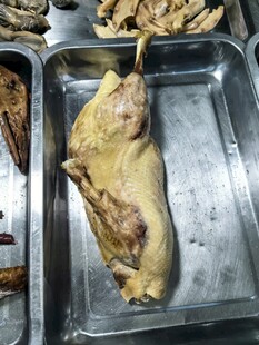 托盘里的盐水鸭