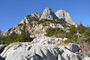 蓝天下的巍峨石山风光