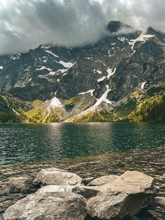 雪山湖畔自然风光