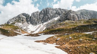 高山草甸残雪湖景
