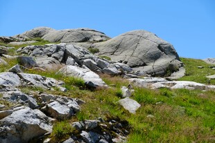 晴日山野岩石风光