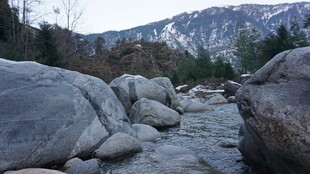 山间溪流自然风光