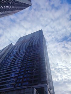 仰拍城市摩天大楼