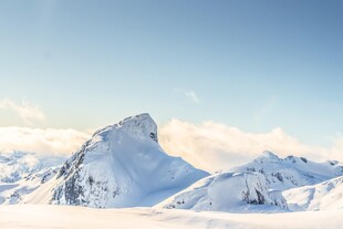 晴空下的雪山美景