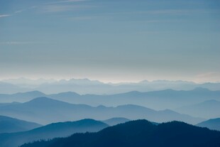 雾霭层叠蓝调远山