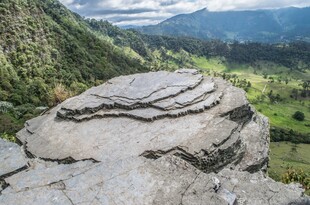山间层岩自然景观