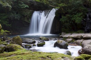 山涧瀑布自然美景