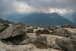 荒野远山阴云景观