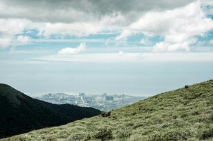 旷野草坡远山云天